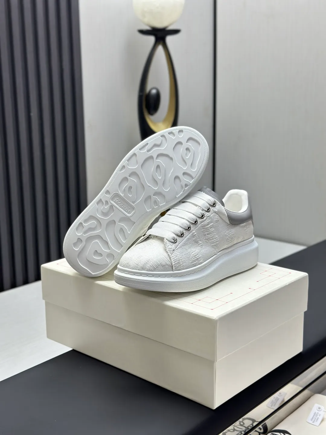 👟👟Ex-factory price 600👟👟 (🥇Top version produced in Dongguan🥇) A new upgrade of the classic McQueen white shoes. This upgrade of McQueen, which has been done for 4 consecutive years, will definitely bring you the most cost-effective ALEXANDER MCQUEEN classic in the market. If you are not confident about the quality of such a classic and world-destroying model, there is really no need to put it on the table🔙.  Purchased original version from HK counter, various demolitions.  All kinds of PKs are welcome💥.  (Anyone who has the original version at the stall is welcome🆚) The thick sole perfectly increases the elongated visual effect. The most perfect proportion of the shoe body is this last shape. The logo font on the rear tail is printed in small fonts. The logo on the foot is made of genuine leather with air-pressed colorless process. We will always update the color with the counter. 🔘Upper: genuine customized environmentally friendly full-grain cowhide 🔘Inner lining: imported mixed sheepskin (the genuine product is also sheepskin, not the cheap cowhide on the market) 🔘Sole: Exclusive molded TPU➕rubber injection molded layered outsole, (purple tail, pink tail, red tail, burgundy tail, rose gold tail sequin series, Velcro men's model needs to be customized, non-returnable) 🔘Code number 34-44 (women's size 34.40 is custom-made).